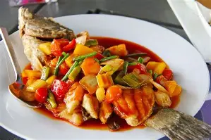 ikan asam manis kakap dengan kelezatan belimbing sayur