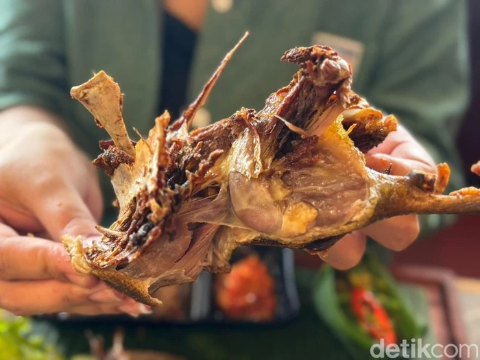 Makan Bebek Goreng Afkir dengan Sup Iga di Resto Modren Jaksel